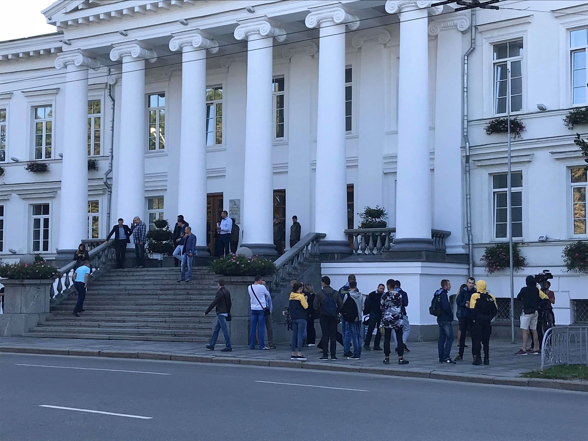 Представники нацкорпусу продовжують вартувати біля міськради
