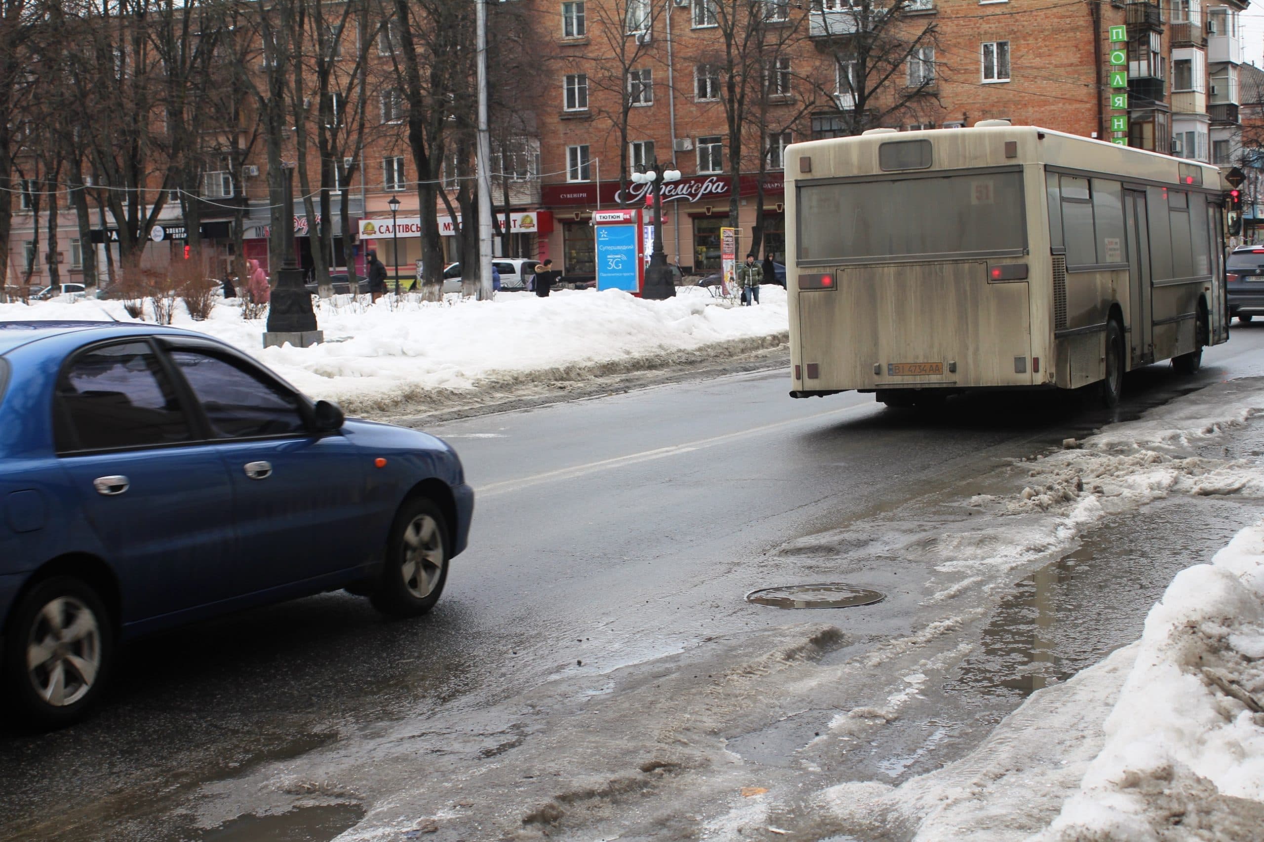 У Полтаві наслідки ожеледиці ліквідовує 25 одиниць спецтехніки