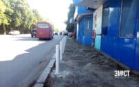 У Полтаві на зупинці по вул. Європейській встановили металеві стовпчики
