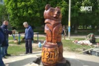 Комунальники встановили ведмедика-пасічника на зупинці «ЗБВ-7» у Полтаві