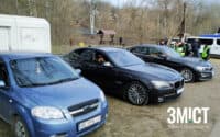 З’їжджаються з усієї України: рідні евакуйованих з Китаю прибувають до Нових Санжар і чекають на виписку (ФОТО)