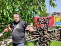З осколків снарядів та іменних жетонів: унікальний хрест на честь захисників України виготовили ветерани ООС у Полтаві