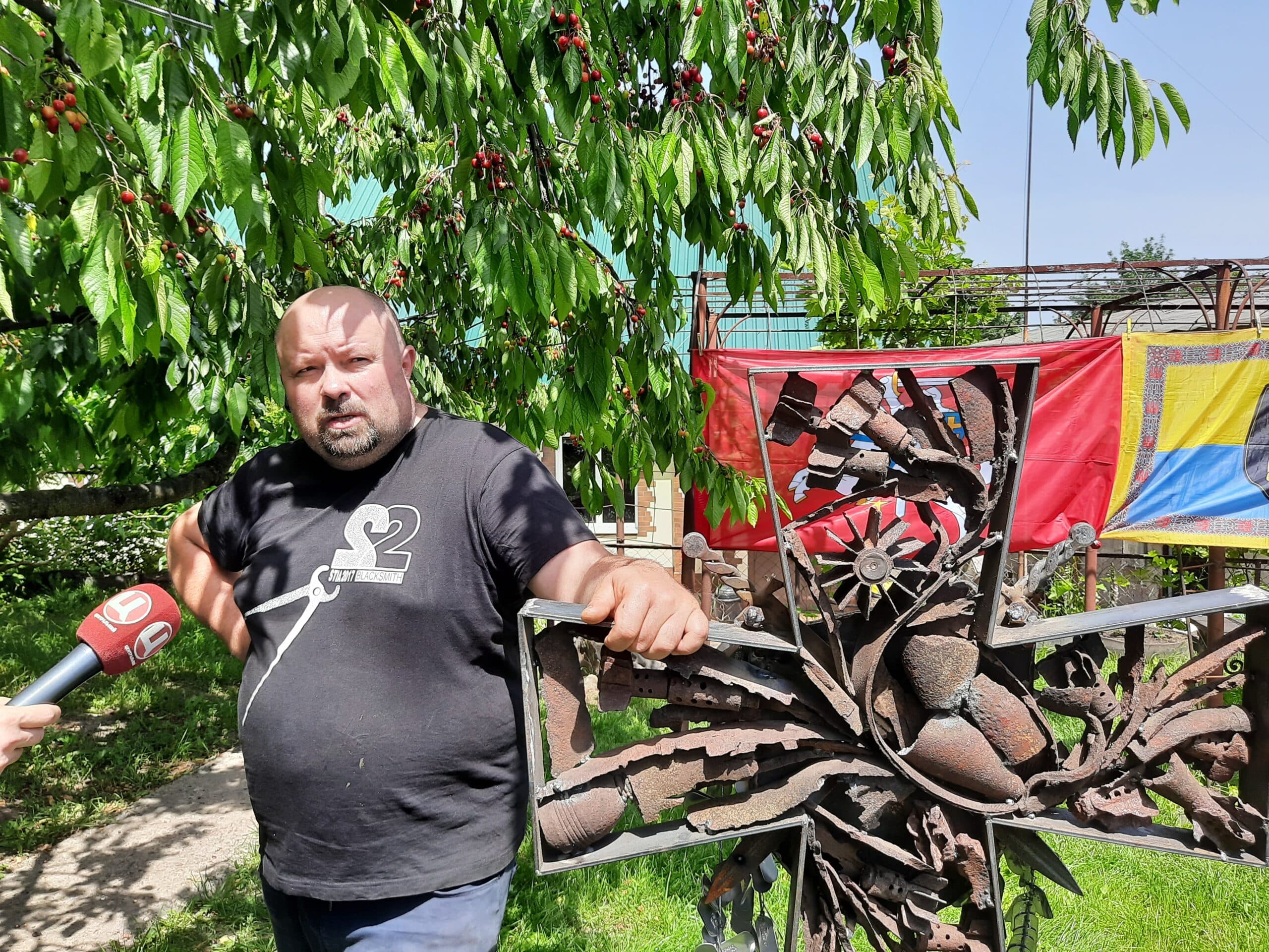 З осколків снарядів та іменних жетонів: унікальний хрест на честь захисників України виготовили ветерани ООС у Полтаві