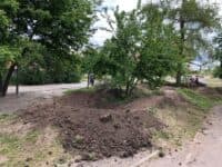 На Леваді з купи землі будують майданчик для катання на велосипеді