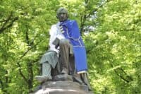 Пам’ятники в Полтаві прикрасили вишиванками (ФОТО)