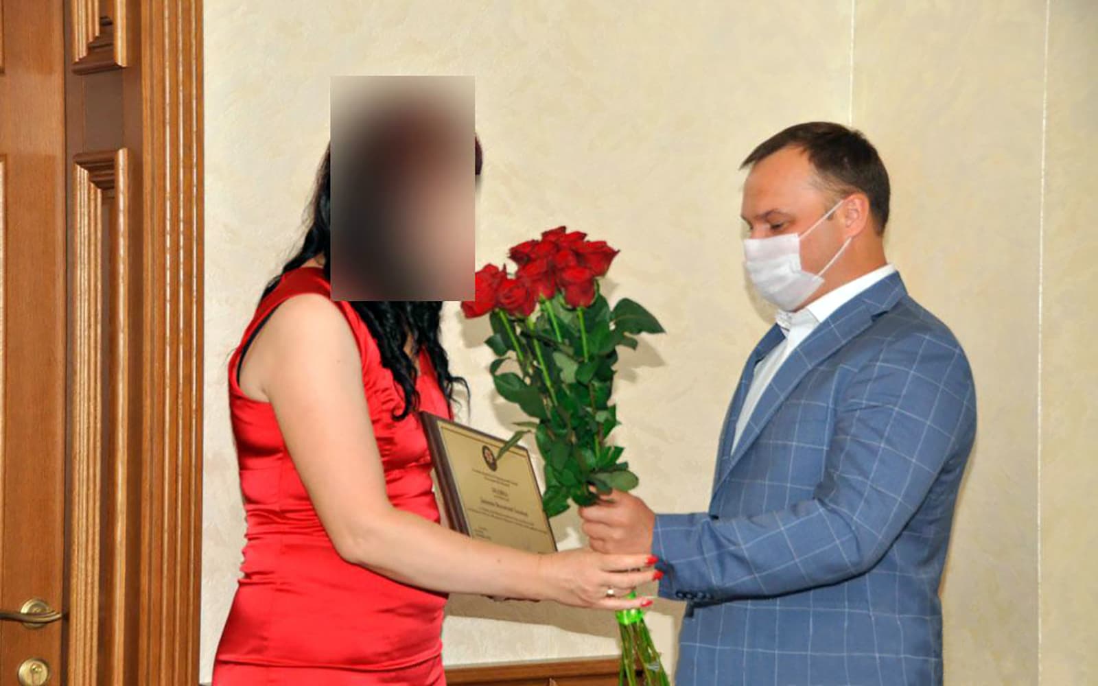 Головний поліціянт області вручив подяку полтавці, яка надала інформацію про «полтавського терориста»