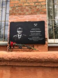 У Полтаві відновили побиті меморіальні дошки – тепер із антивандального покриття