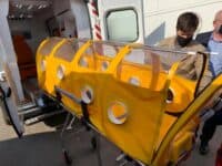 Полтавські медики випробують вдосконалену спецкапсулу для транспортування інфікованих коронавірусом