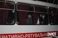 Двоє жінок кидали каміння в автобус з евакуйованими українцями, які їхали до Нових Санжар (ВІДЕО)