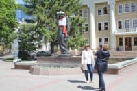 Полтавці у вишиванках: містяни долучилися до флешмобу (ФОТО)