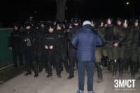 Суд призначив штраф чоловіку, який блокував дорогу під час заворушень у Нових Санжарах