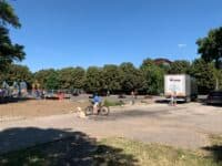 На скейтпарку біля екскінотеатру «Алмаз» почали встановлювати фігури для катання (ФОТО)