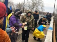 У Нових Санжарах волонтери розфарбували міст у кольори українського прапора