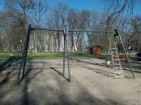 У парку «Перемога» зняли гойдалки на час карантину