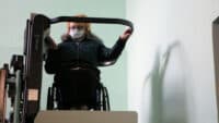 У Полтавській міськраді запрацював підйомник для людей з інвалідністю