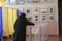 У Полтаві на дільницях фотографували заповнені бюлетені