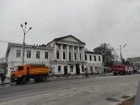 Біля екскінотеатру Котляревського чергують пожежники (ФОТО)