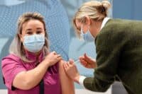 За добу в Україні вакцинували понад 900 людей. Скільки на Полтавщині