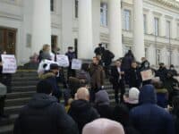 Під міською радою мітингують проти забудови біля Прирічкового парку