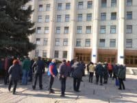 Під Полтавською ОДА мітингують проти закриття ринків на карантин (ФОТО)