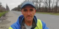 Щодня чоловік на кріслі колісному проїжджає понад 20 кілометрів трасою під Полтавою