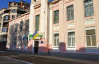 Історична будівля на вул. Стрітенській у Полтаві: влада замовляє коригування будівництва пральні і харчоблоку за понад 6 мільйонів гривень