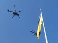 Над Полтавою відбувся політ військових вертольотів – урочистості до Дня прапора (ФОТО)