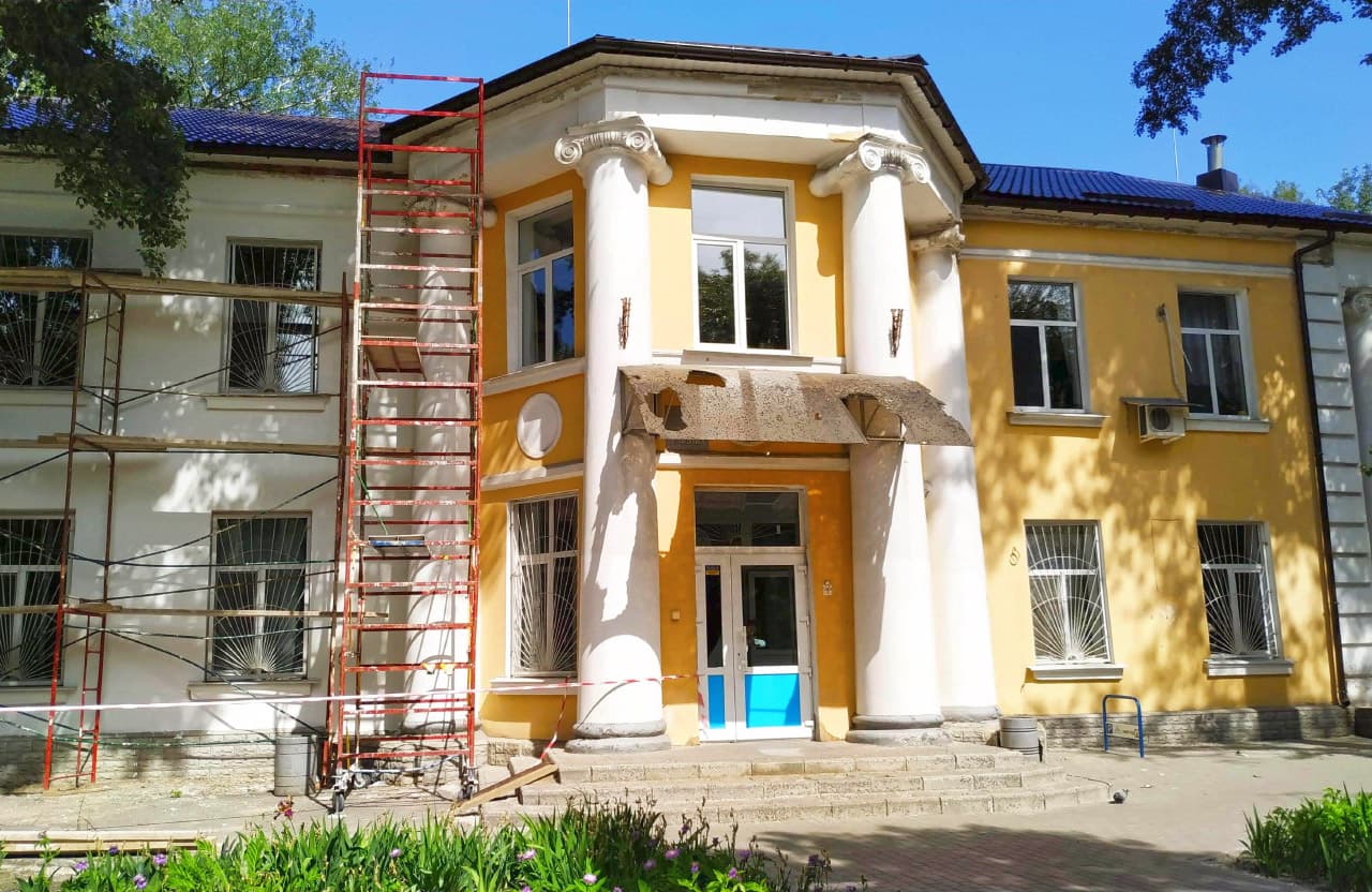 Дитяча обласна лікарня у центрі Полтави