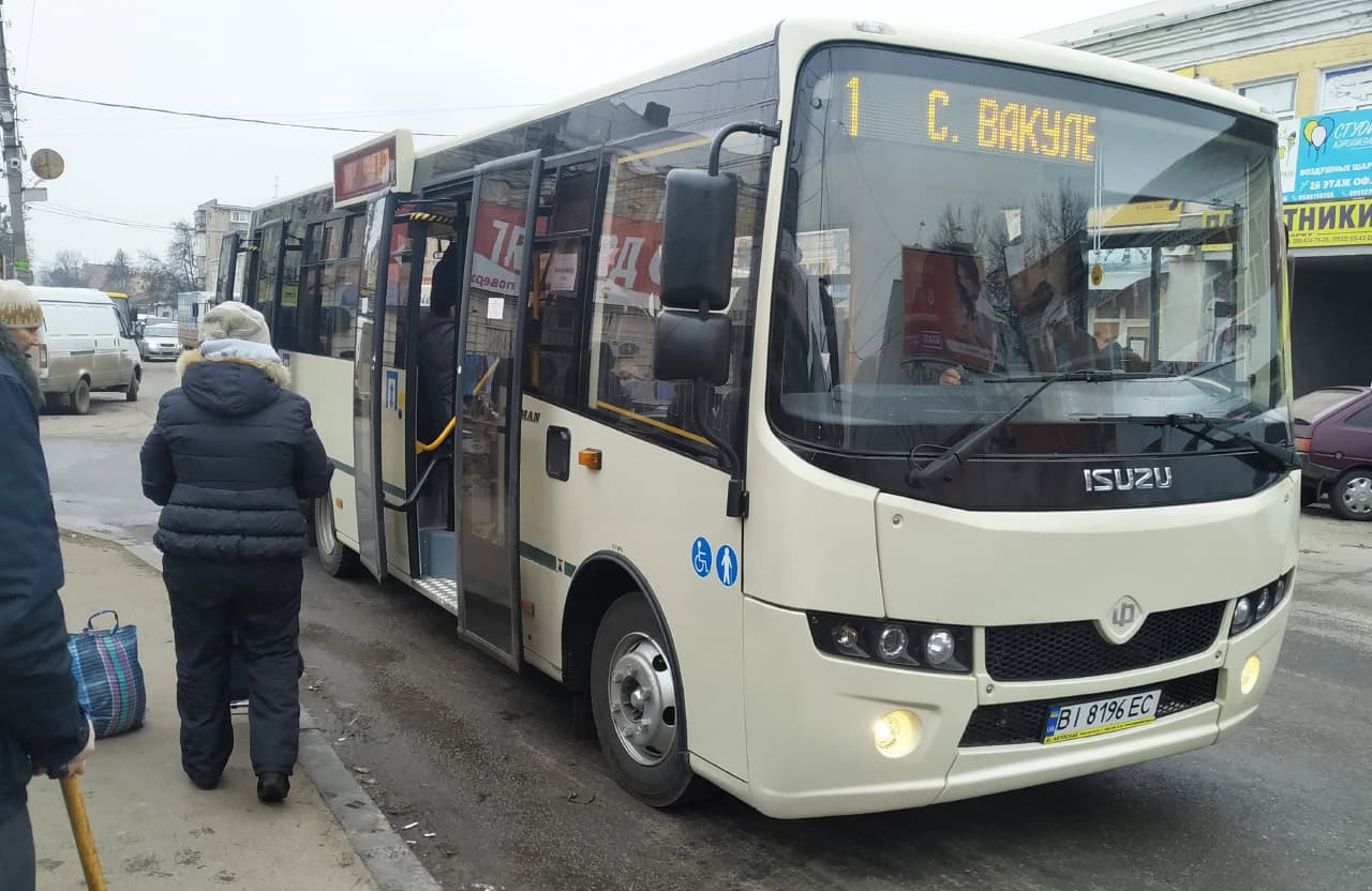 У поминальні дні деякі автобусні маршрути у Полтаві продовжать рух до кладовищ