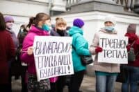 Біля Полтавської міської ради мітингують жителі 109-мікрорайону (ФОТО)