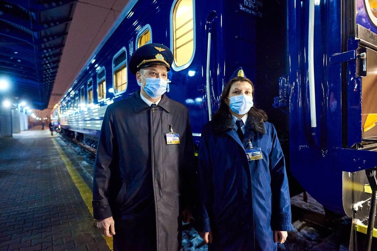 «Укрзалізниця» отримала 5 нових пасажирських СВ-вагонів від заводу на Полтавщині (ФОТО)