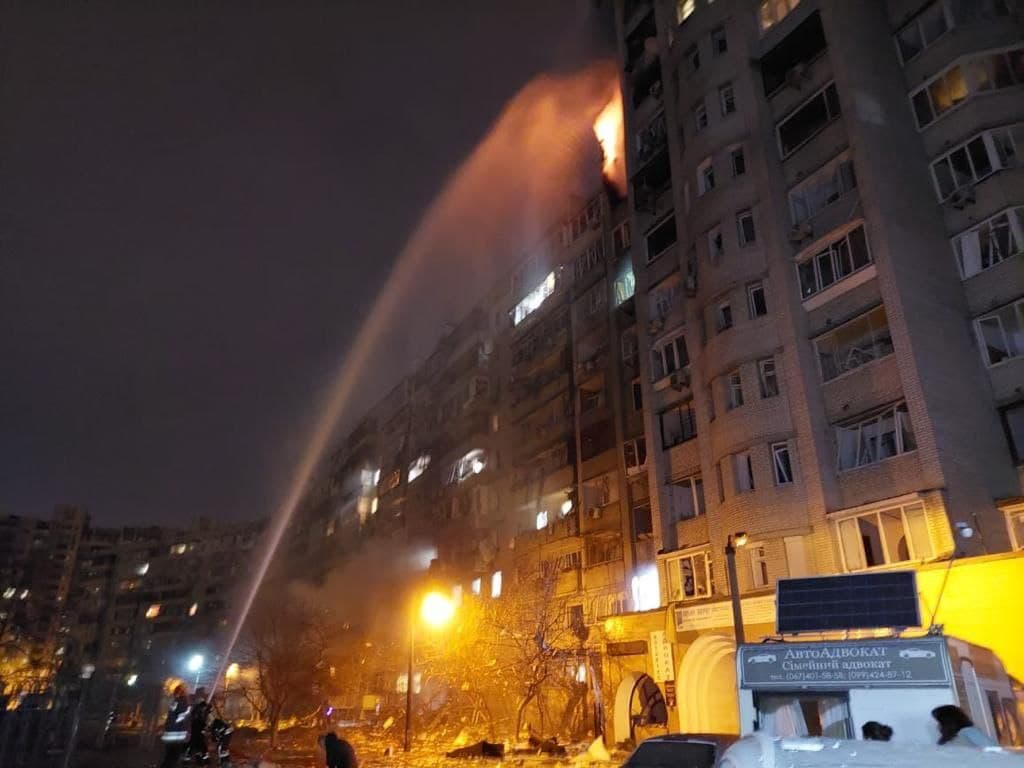 Рятувальники гасять будинок в Києві