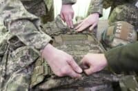 У Полтаві волонтери виготовляють бронежилети: як можна допомогти