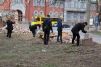 Біля Кадетського корпусу в Полтаві прибрали цегляний паркан