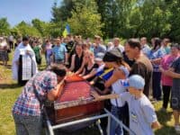 «Не забудемо, не пробачимо». Рідні та побратими полеглого на війні Максима Зінченка попрощалися з воїном на Полтавщині