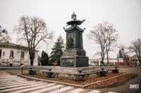 Що це за пам’ятник і чому на ньому пишуть «Окупант»? Розповідаємо про монумент біля Спаської церкви, що пов’язаний з Петром I