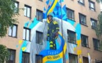 Рятувальника з Полтавщини зобразили на муралі «Герої без зброї» у Києві