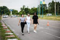 «Коли обстріл, ти маєш швидко реагувати й маневрувати автівкою». У Полтаві переселенок навчали керувати машиною у складних умовах (ФОТОРЕПОРТАЖ)