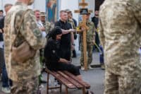 «Ціна, яку заплатили наші хлопці за мирне життя у Полтаві». Прощання з трьома воїнами біля собору – великий фоторепортаж