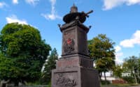 Полтавська влада розмірковує як захистити пам’ятник на місці відпочинку Петра І – його обмалювали червоною фарбою, а потім додали новий напис