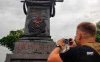 Біля облитого червоною фарбою пам’ятника на місці відпочинку Петра I у Полтаві працює поліція