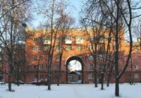У будинку Полтави, який відбудовували полонені німці, хочуть відремонтувати дах бюджетним коштом