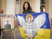 На виставці у Полтаві зібрали понад 68 тисяч гривень на реабілітацію «азовців», які повернулися з полону