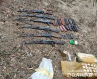 У лісі на Полтавщині виявили схрон з автоматами та боєприпасами