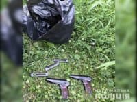 У районі на Полтавщині знайшли пакети з пістолетами та автоматом