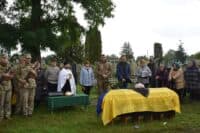На Полтавщині на колінах зустрічали воїна Романа Власюка, який загинув на Донеччині
