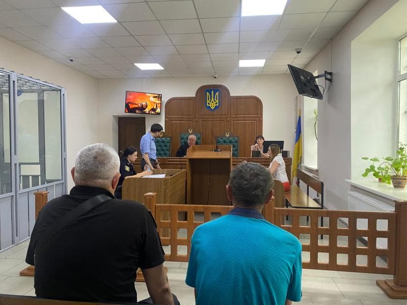 Судитимуть трьох кременчуцьких комунальників, які після ракетного удару по «Амстору» викрали нові мобільні телефони