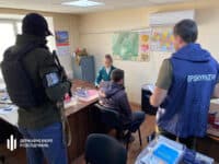 Постачав деревину для укріплення позицій росіян: правоохоронці з Полтави затримали зрадника на Харківщині