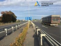 На одному з автошляхів Полтавщини пошкодили знаки: дорожники звернуться до поліції через вандалізм