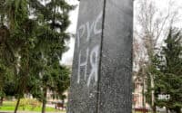 «Якщо хочеш щось обмалювати – обмалюй собі лоба». Олександр Мамай прокоментував облиття фарбою пам’ятник Пушкіну